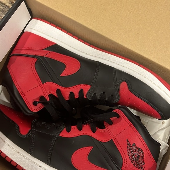 Jordan 1 Retro Mid (Banned) Size 10.5